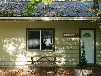 ホテルCabins And Campground At Cultus Lake Park チリワック エクステリア 写真